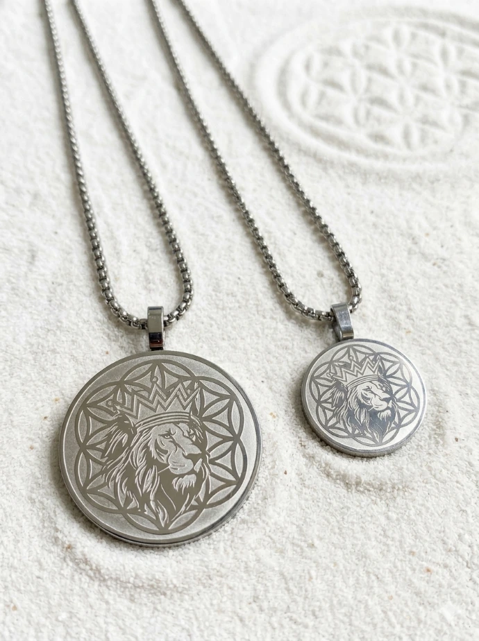 [FG-CHA-012] Pendentif Roi Lion Fleur de vie en vibranium (Doré, Ø 2,5 cm)